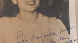 A foto é uma lembrança autografada para amigas e pertence ao acervo da família de Carmela Pinotti dos Santos. Observem que atriz ainda assina , conservando o nome " Olga" acrescido do nome artístico "Marisa Prado", com data de 19/12/1952, prestes a completar 22 anos.