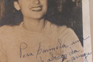 A foto é uma lembrança autografada para amigas e pertence ao acervo da família de Carmela Pinotti dos Santos. Observem que atriz ainda assina , conservando o nome " Olga" acrescido do nome artístico "Marisa Prado", com data de 19/12/1952, prestes a completar 22 anos.